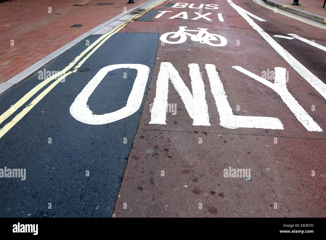 Bus e ciclo di marcatura di corsia nel centro città di Bristol, Settembre 2014 Foto Stock