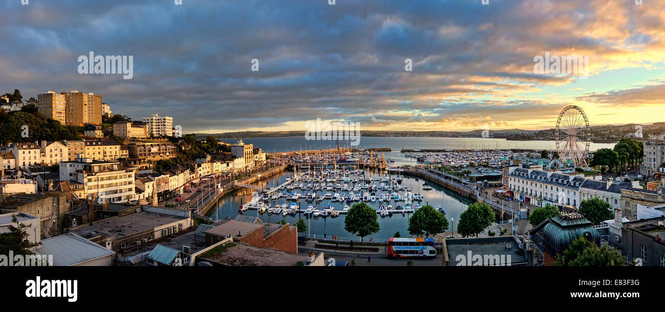GB - DEVON: Torbay con Torquay Harbour & Città in primo piano Foto Stock