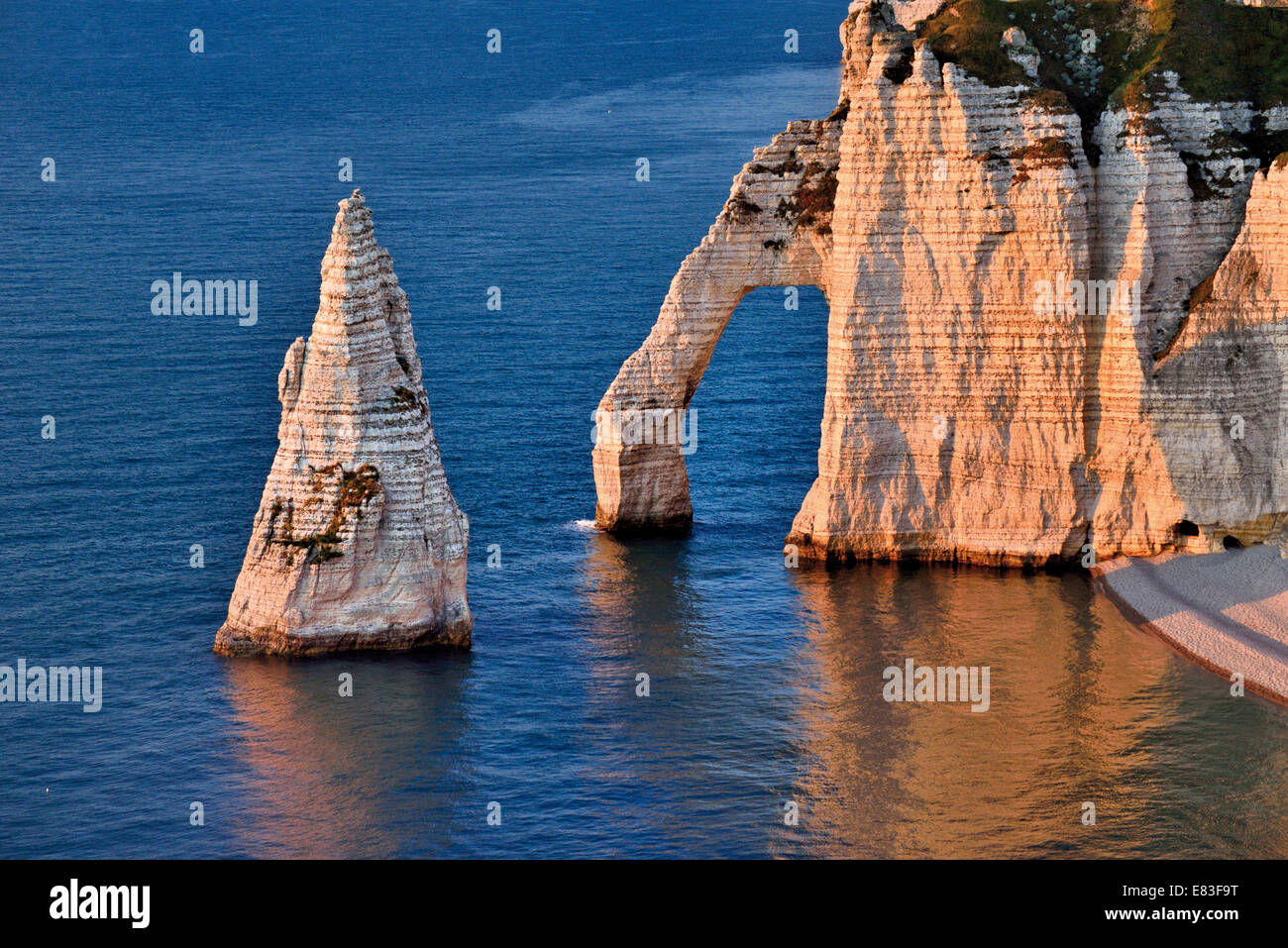 Francia Normandia: vista superiore a Chalk rocce e dirupi di Etretát Foto Stock