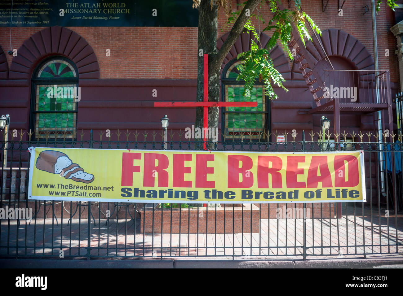 Un segno al di fuori del mondo ATLAH Chiesa missionaria sulla Lenox Avenue in Harlem in New York una distribuzione gratuita di pane Foto Stock