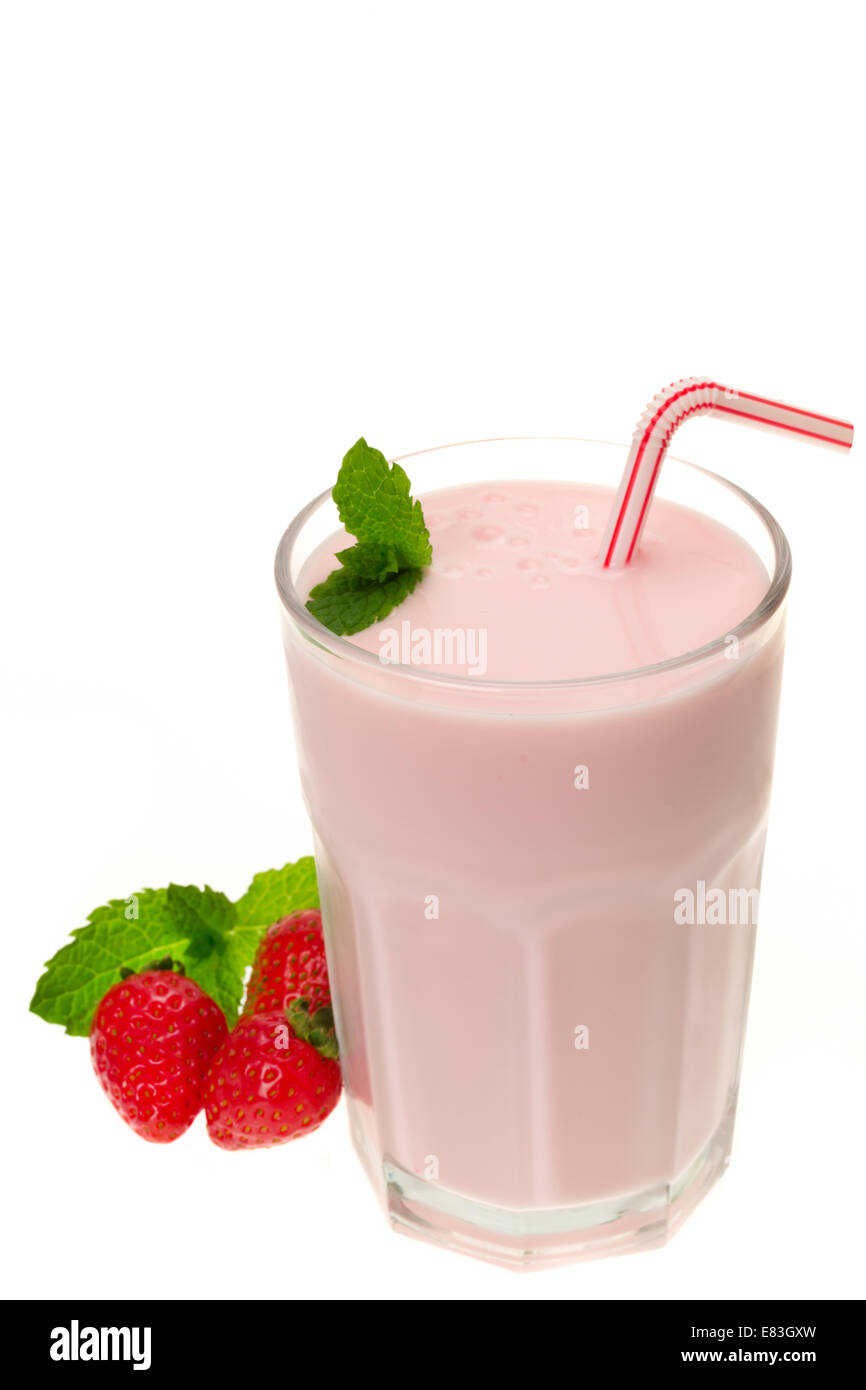 Un bicchiere di yogurt alla fragola drink smoothie - studio shot con uno sfondo bianco Foto Stock