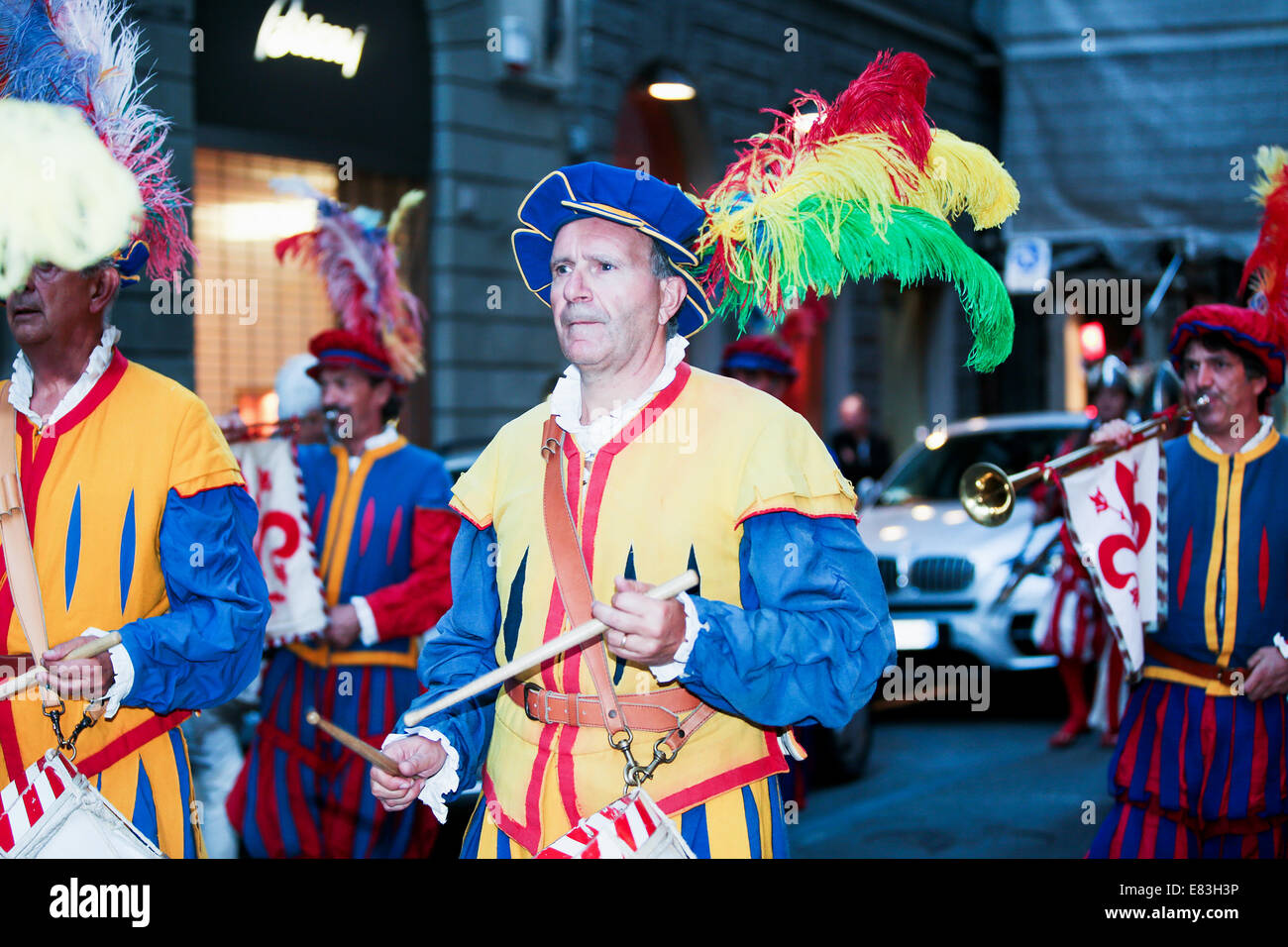 Si tratta di una processione per le strade di Firenze con costume medievale e fanfare Foto Stock
