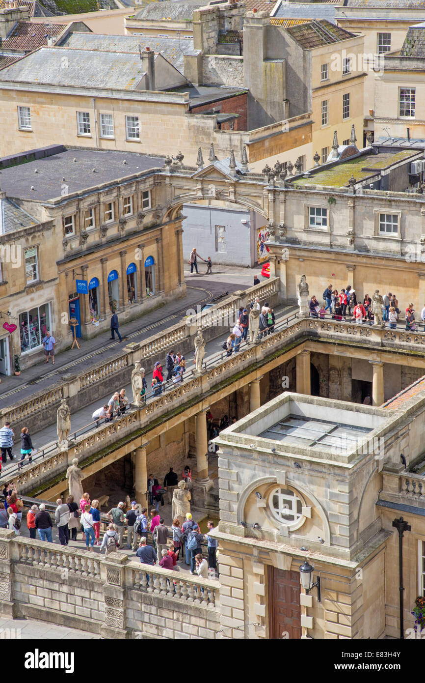 I turisti che visitano le terme romane della città di Bath, Somerset, Inghilterra, Regno Unito Foto Stock