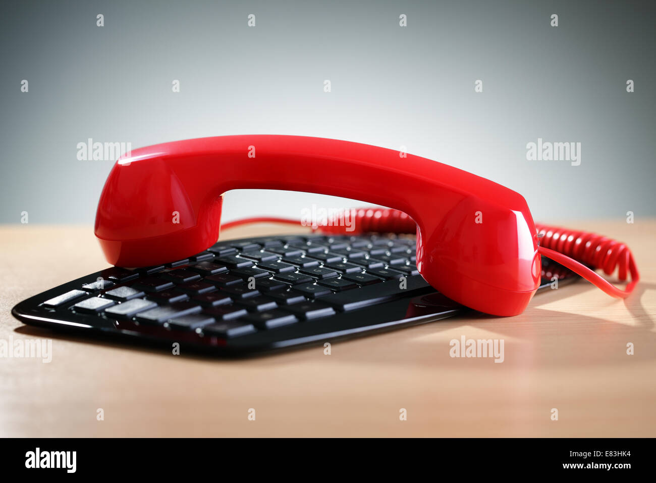 Telefono rosso del ricevitore sulla tastiera del computer concetto per internet o telefono voice over ip Foto Stock