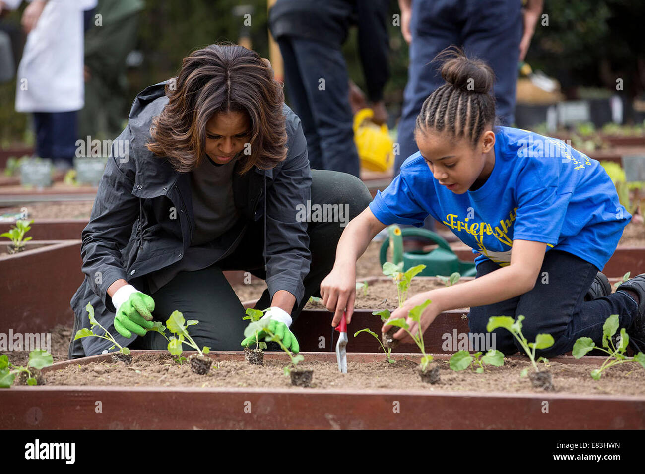 La First Lady Michelle Obama si unisce FoodCorps leader e studenti locali per la semina primaverile della Casa Bianca CUCINA GIARDINO, Foto Stock