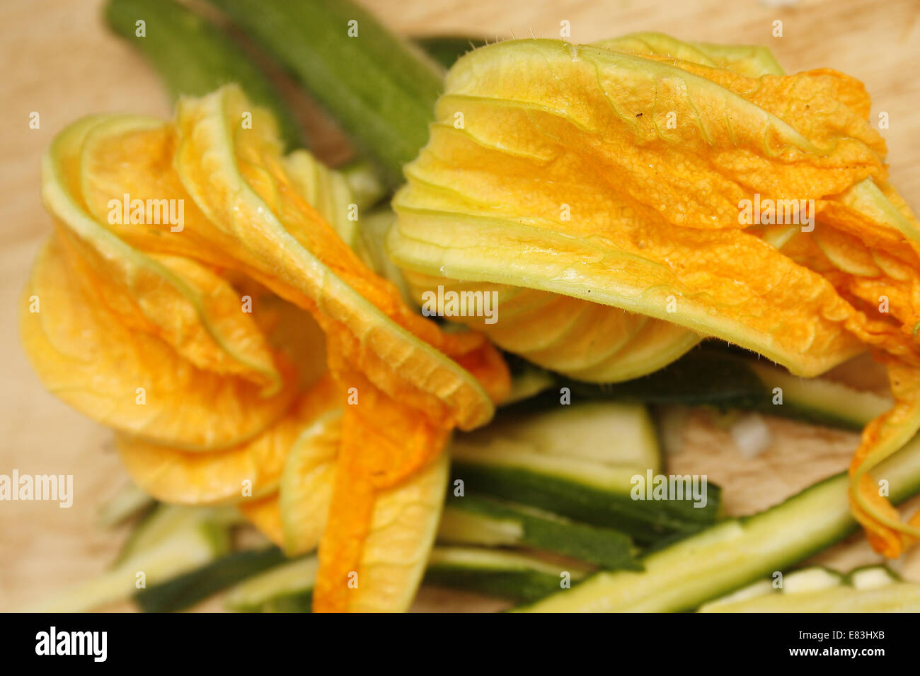 Fette di zucchine con fiori attaccato sul tagliere la Cucurbita pepo Foto Stock
