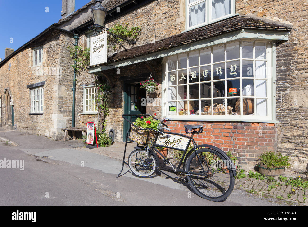 La panetteria del villaggio, Lacock, Wiltshire, Inghilterra, Regno Unito Foto Stock