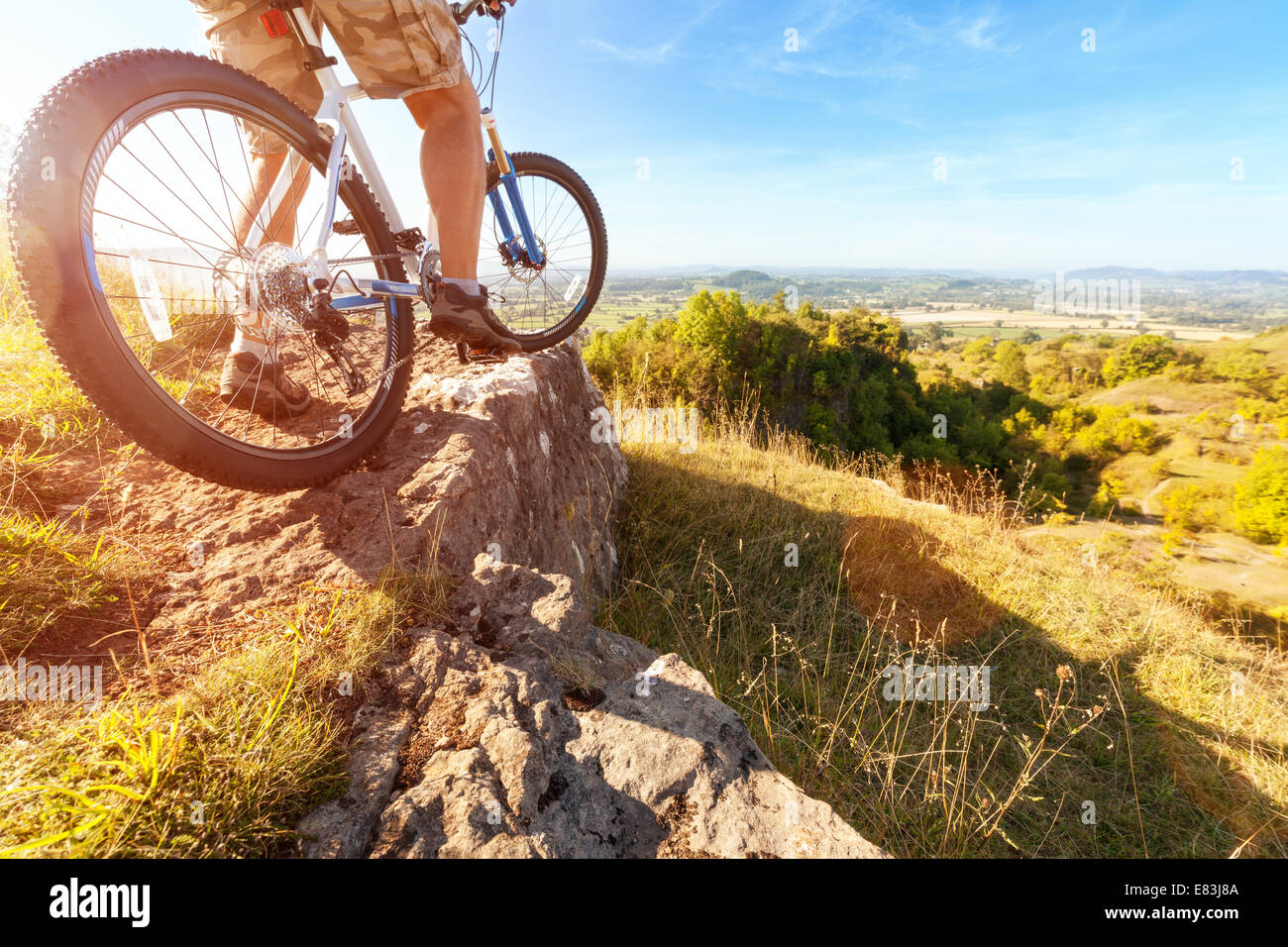 Mountain Biker guardando discesa sterrata Foto Stock
