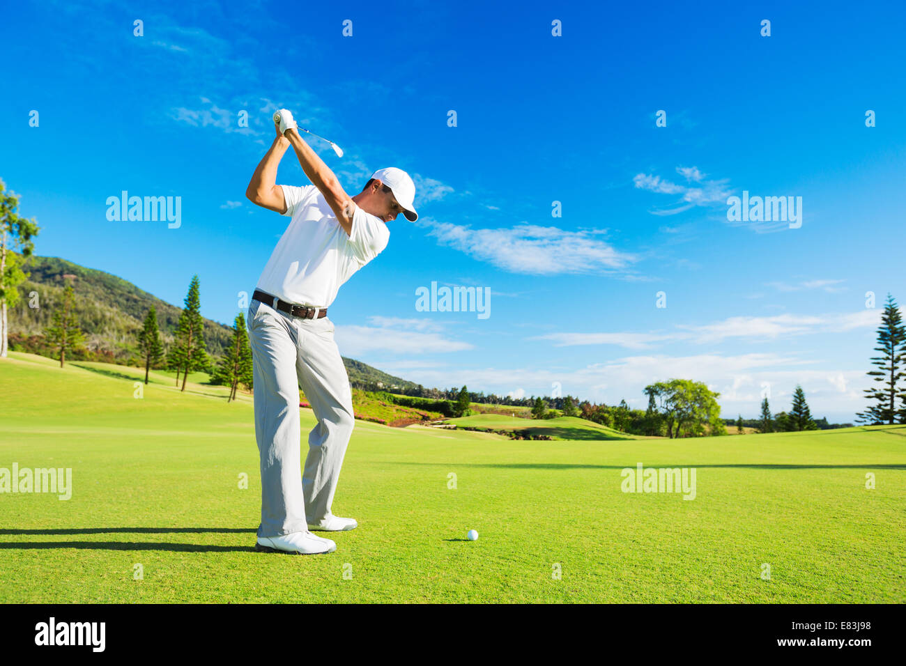 Il Golfer colpendo Golf Shot con Club sul corso Foto Stock