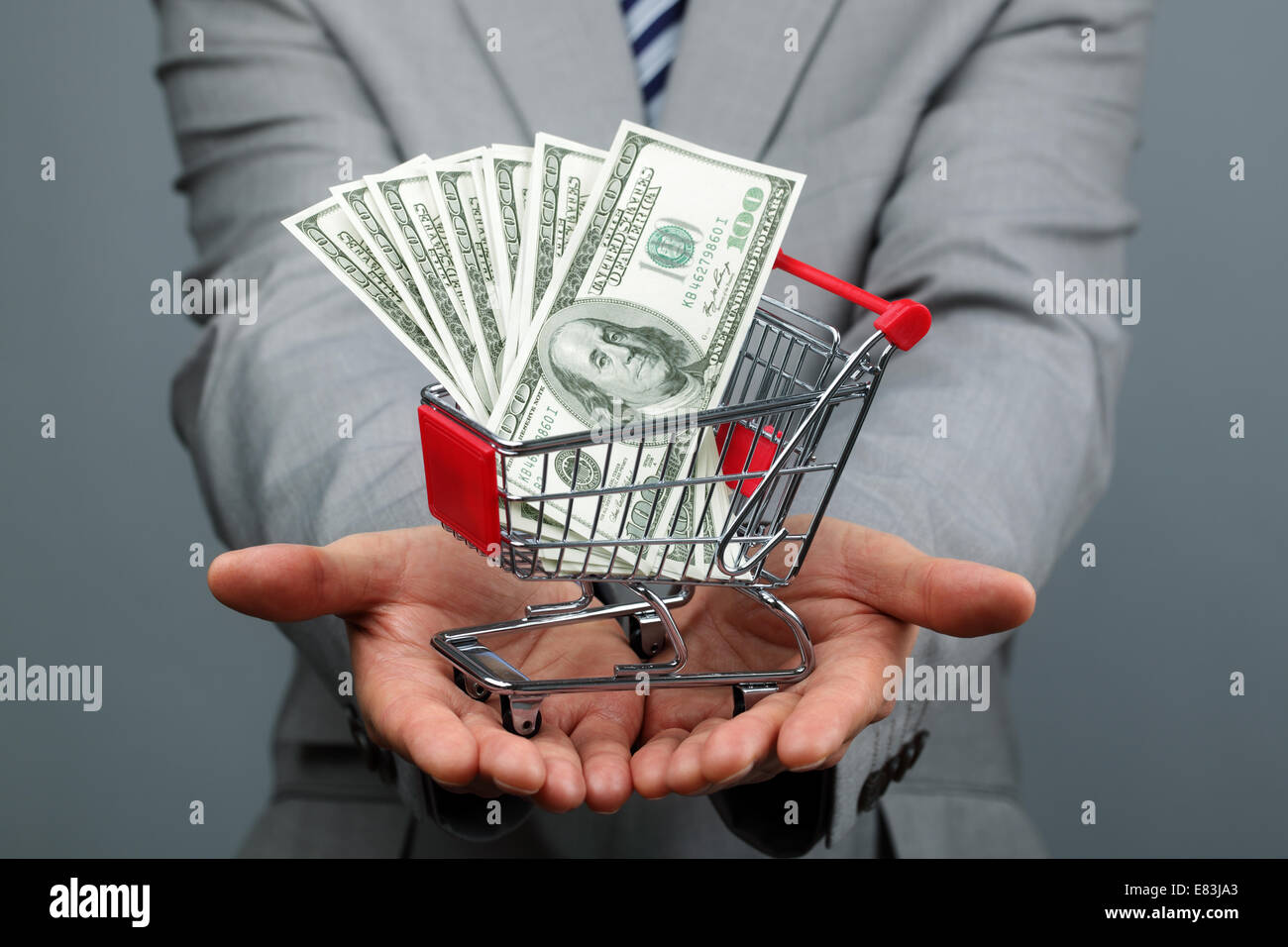 Imprenditore con carrello della spesa pieno di denaro Foto Stock Imprenditore con carrello della spesa pieno di denaro Foto Stock