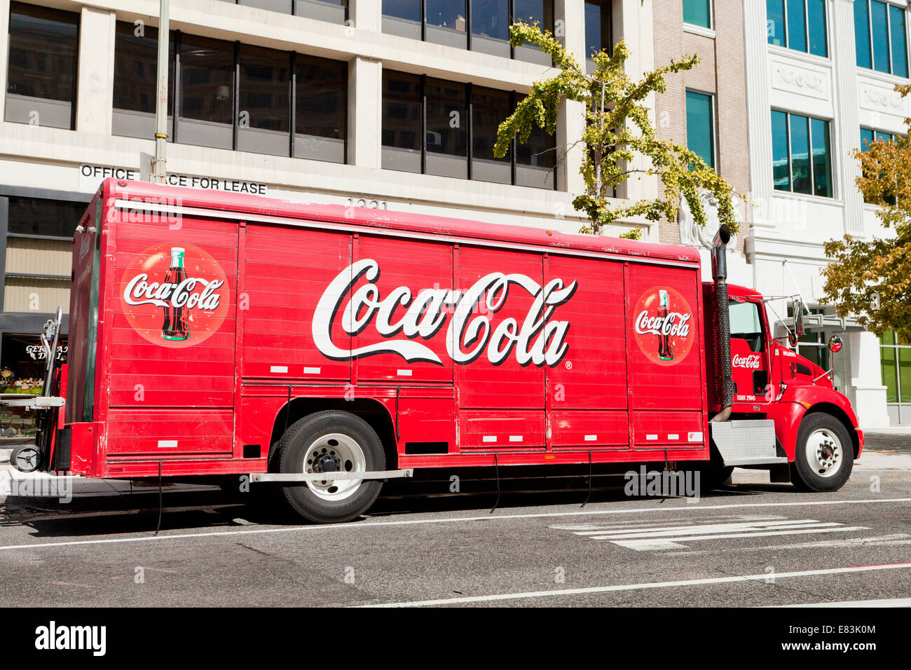 Coca-Cola consegna carrello parcheggiato fuori ufficio edificio - Washington DC, Stati Uniti d'America Foto Stock
