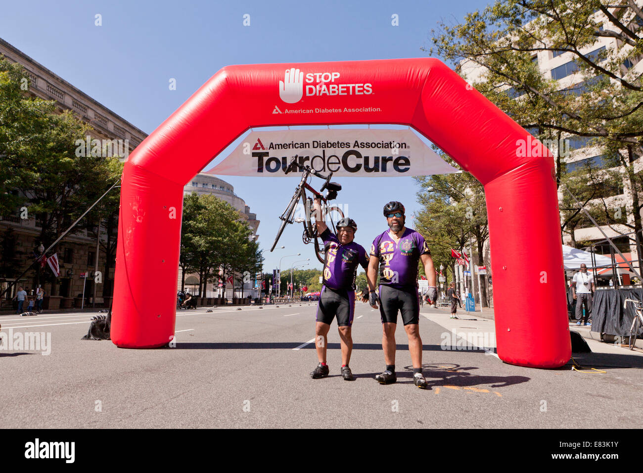 Gli uomini celebrando al traguardo del Tour de curare, American Diabetes Association in bicicletta - Washington DC, Stati Uniti d'America Foto Stock