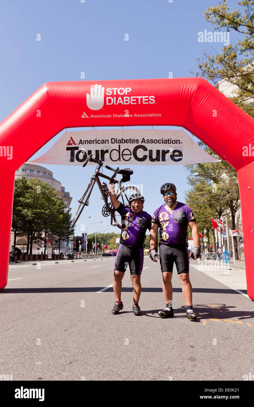 Gli uomini celebrando al traguardo del Tour de curare, American Diabetes Association in bicicletta - Washington DC, Stati Uniti d'America Foto Stock