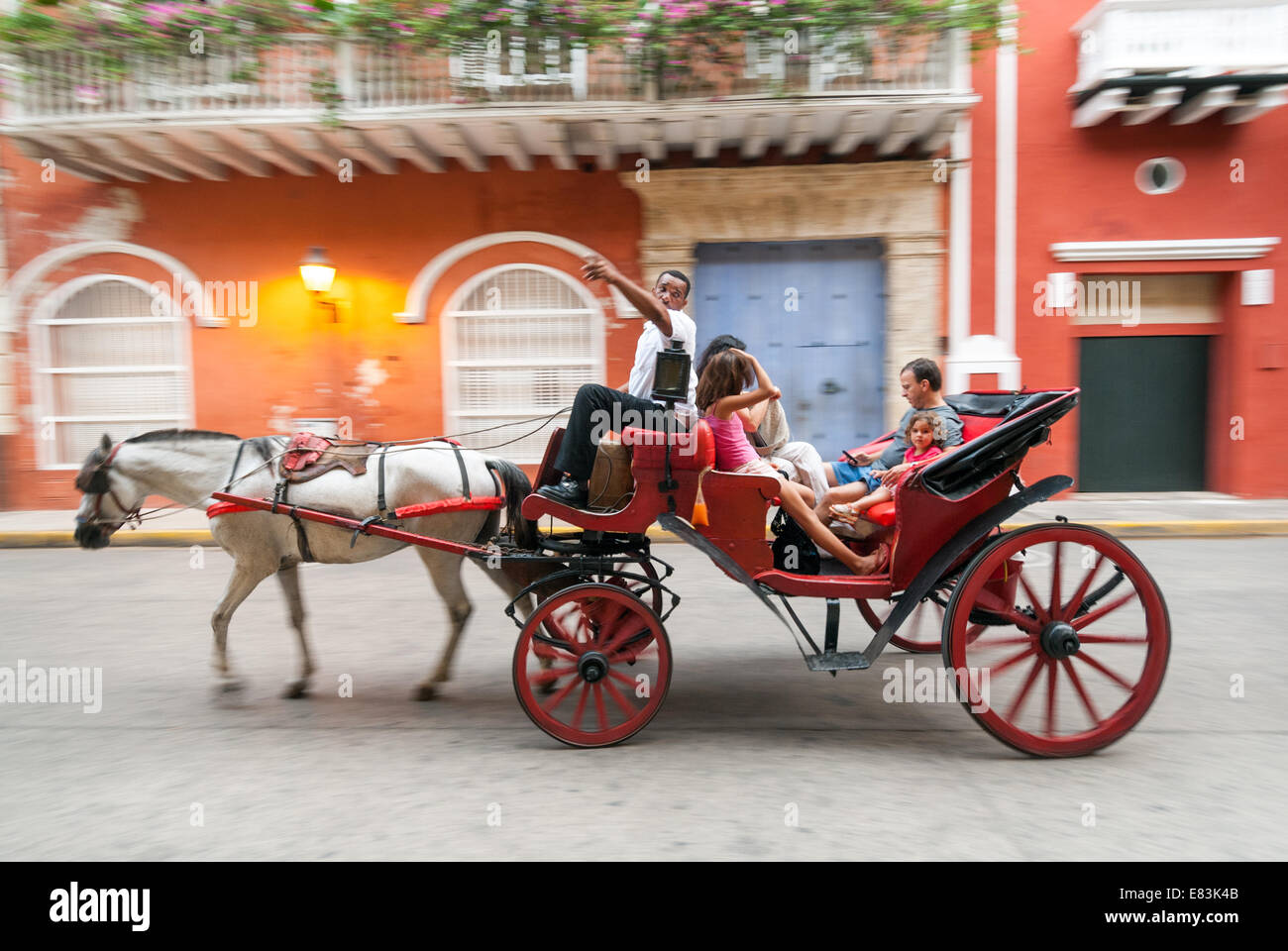 Paseo en coche carro trainato da cavalli tour attraverso le strade della città vecchia, Cartagena de Indias, Colombia Foto Stock