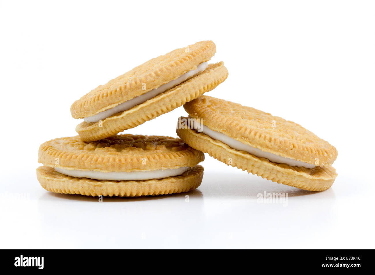 Biscotti alla vaniglia con ripieno di panna su sfondo bianco Foto Stock