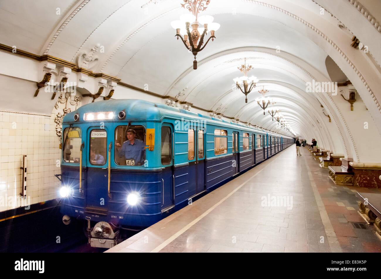 Treno Arbatskaya presso la stazione della metropolitana di Mosca, Russia Foto Stock