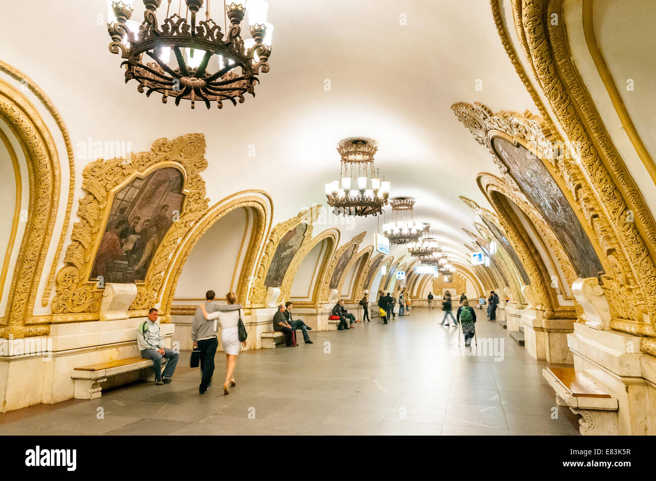 Sala principale di Kievskaya la stazione della metropolitana di Mosca, Russia Foto Stock