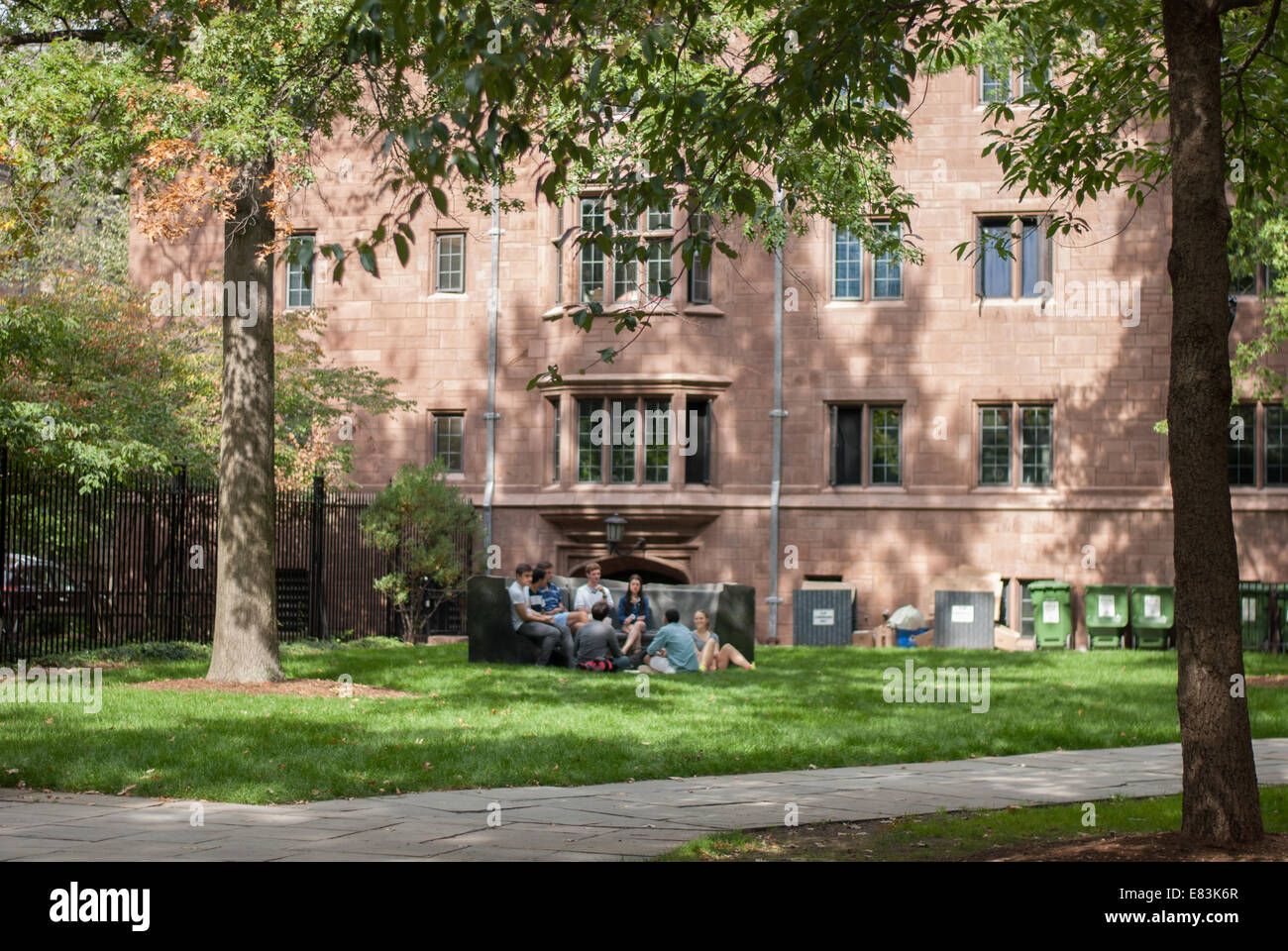 Studenti che studiano in università vecchia presso la Yale University di New Haven, Connecticut, Stati Uniti d'America Foto Stock