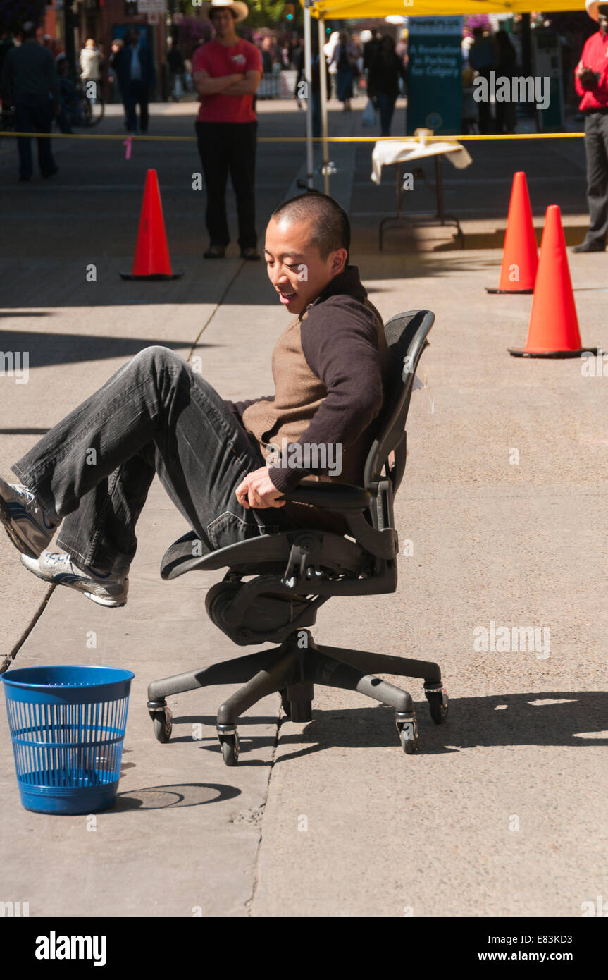 Elk203-6259v Canada, Alberta, Calgary, Downtown, la sedia da ufficio gara Foto Stock