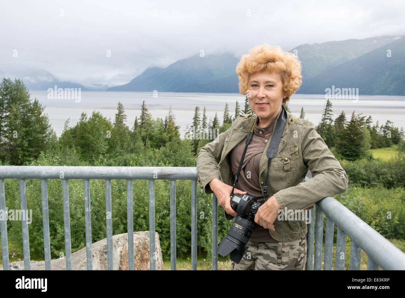 Senior fotografo femminile al lavoro in Alaska Foto Stock