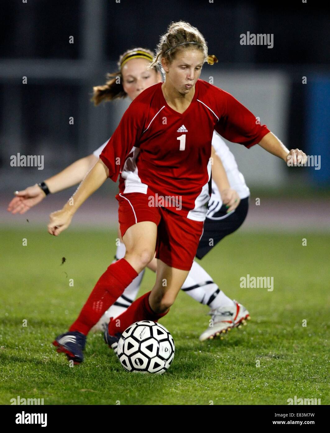 Gen 06, 2009 - pt 299553 free soccer 7 di 19.speciale per i tempi -- Mike Carlson.(01/06/2009 New Port Richey) Hudson's Lindsay Zullo dribbling durante una gamma ragazze partita di calcio a Mitchell High School. (Credito Immagine: © San Pietroburgo volte/ZUMA filo) Foto Stock