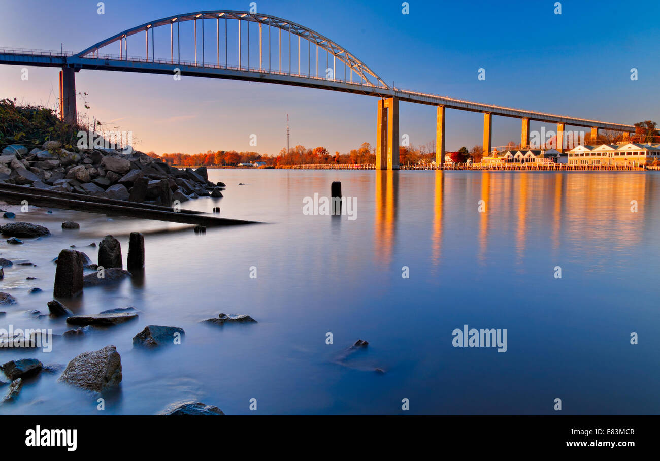 Serata lunga esposizione del ponte al di sopra della Chesapeake e Delaware Canal a Chesapeake in città, Maryland. Foto Stock
