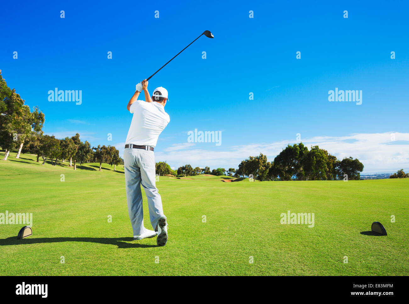 Giocatore di Golf di rinvio off. Uomo che colpisce la pallina da golf da scatola a T con conducente. Foto Stock