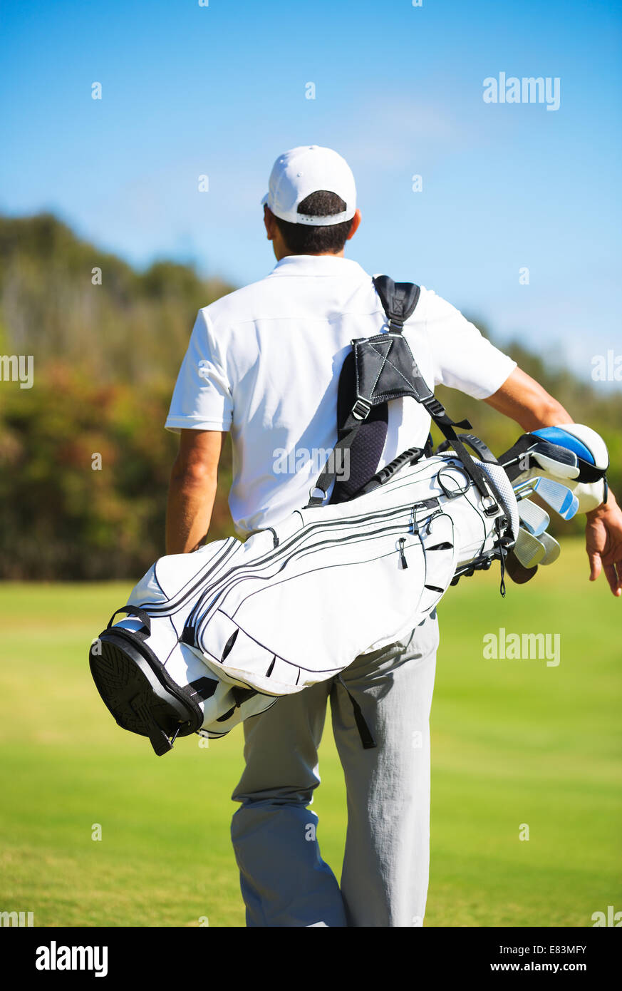 Golfista con borsa da golf percorrendo a piedi il corso Foto Stock