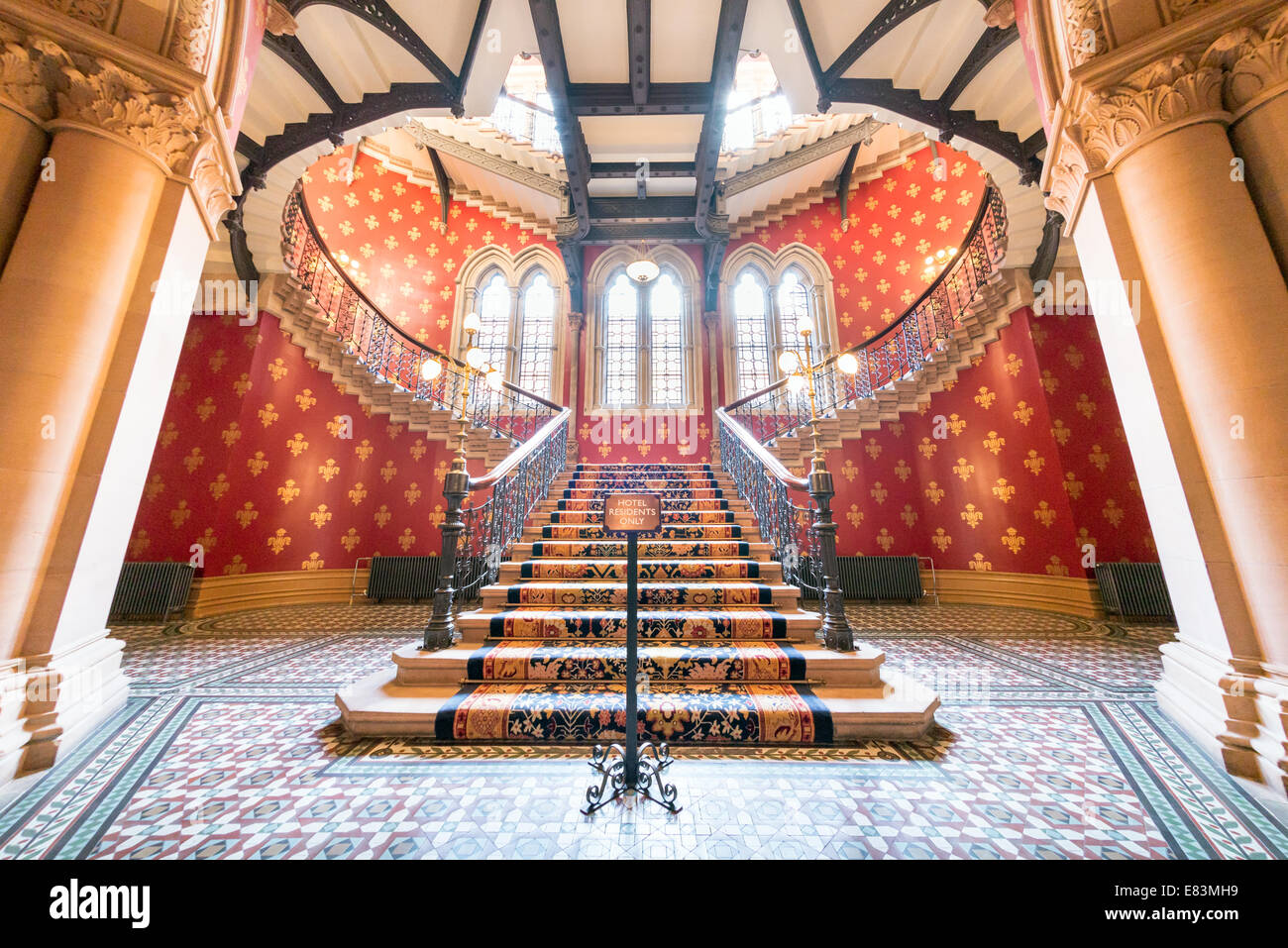 Scala centrale del St. Pancras Renaissance London Hotel, Londra, Inghilterra, Regno Unito Foto Stock