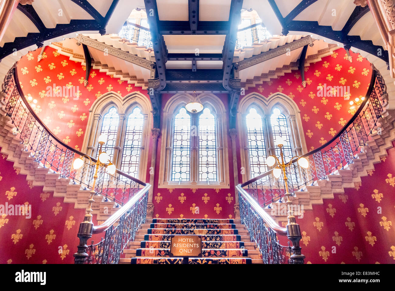Scala centrale del St. Pancras Renaissance London Hotel, Londra, Inghilterra, Regno Unito Foto Stock