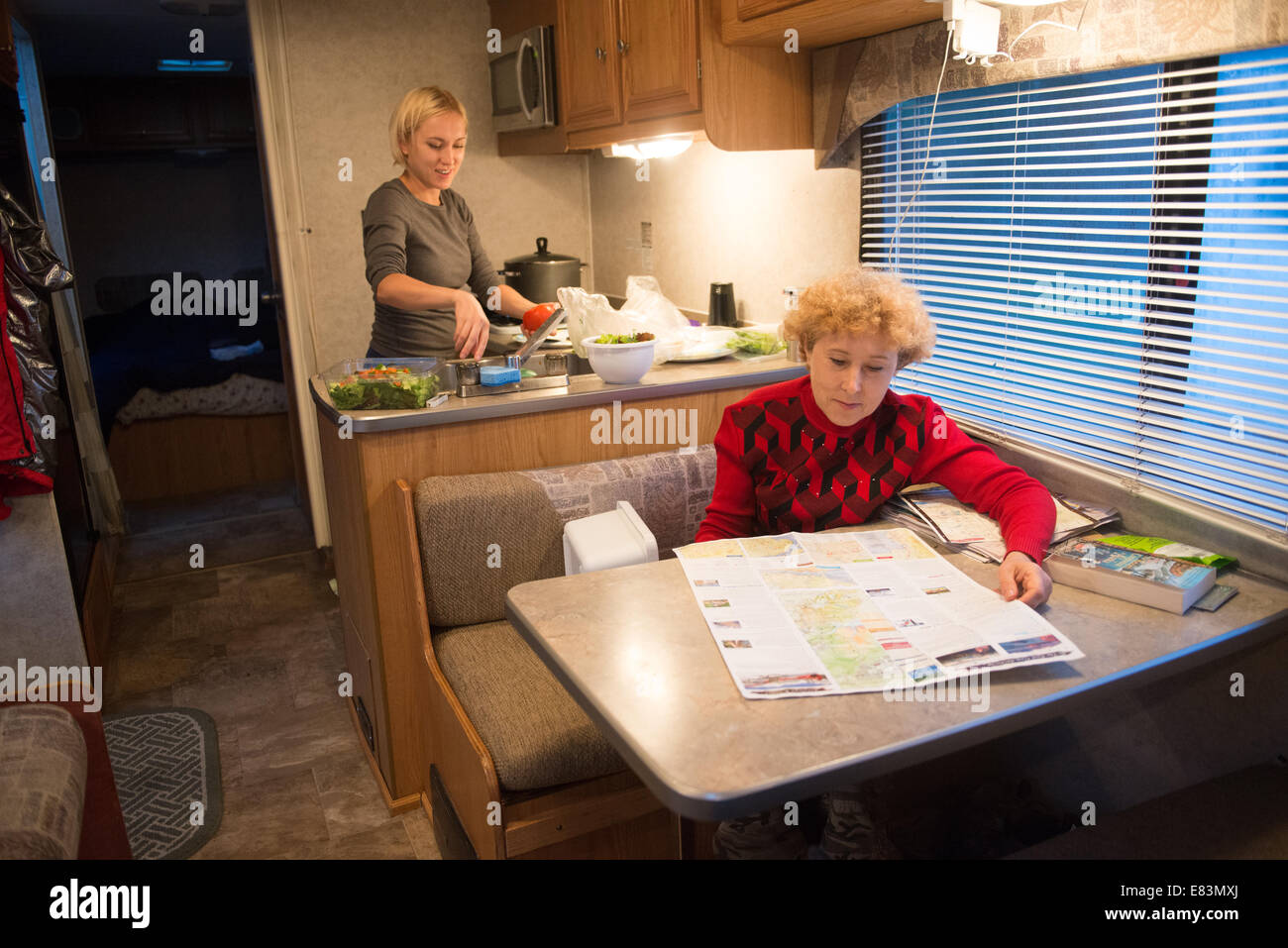 Madre e figlia la preparazione di pasto in RV in vacanza Foto Stock