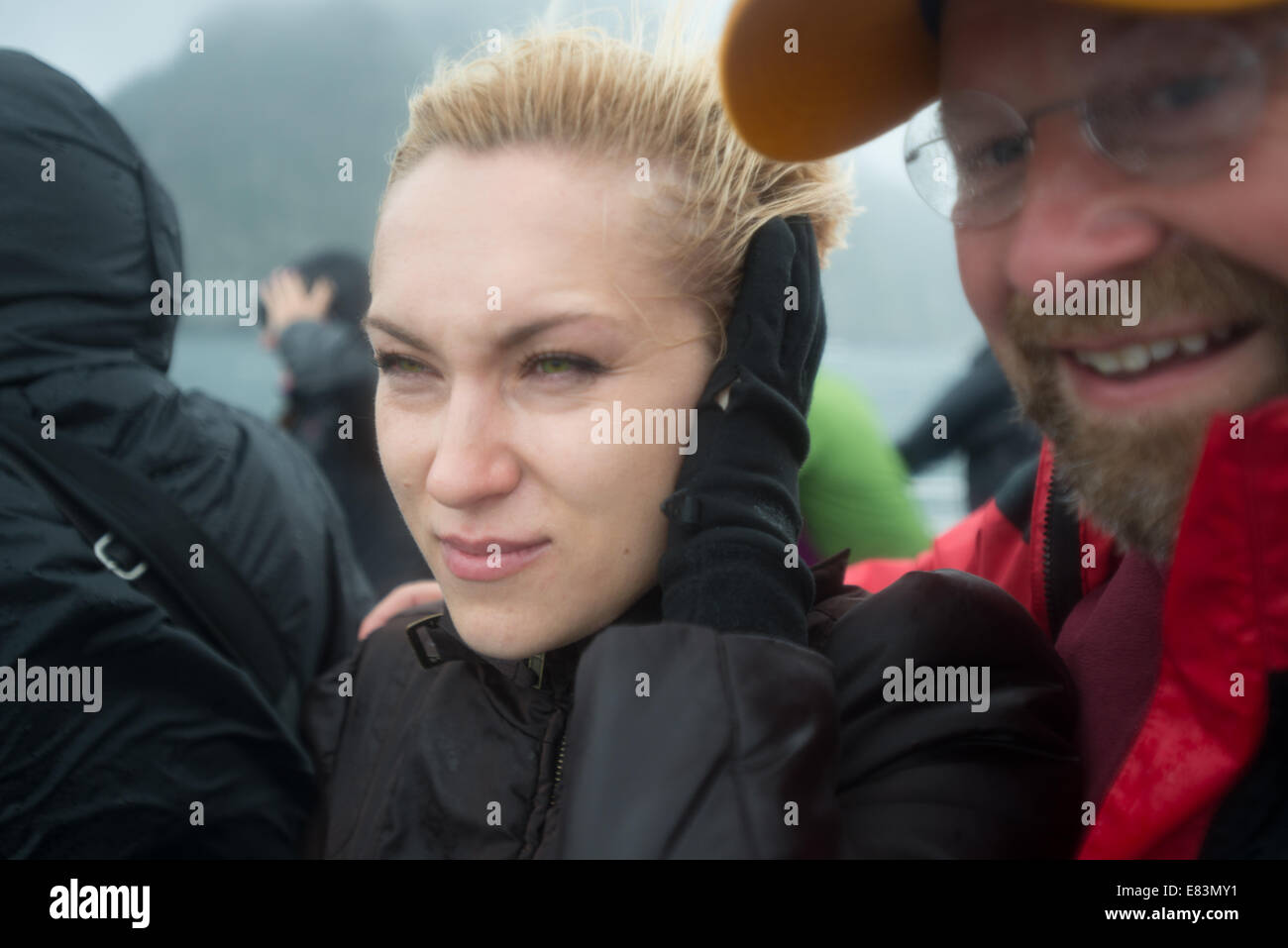 Coppia in crociera all'aperto nel vento e rainAlaska Foto Stock