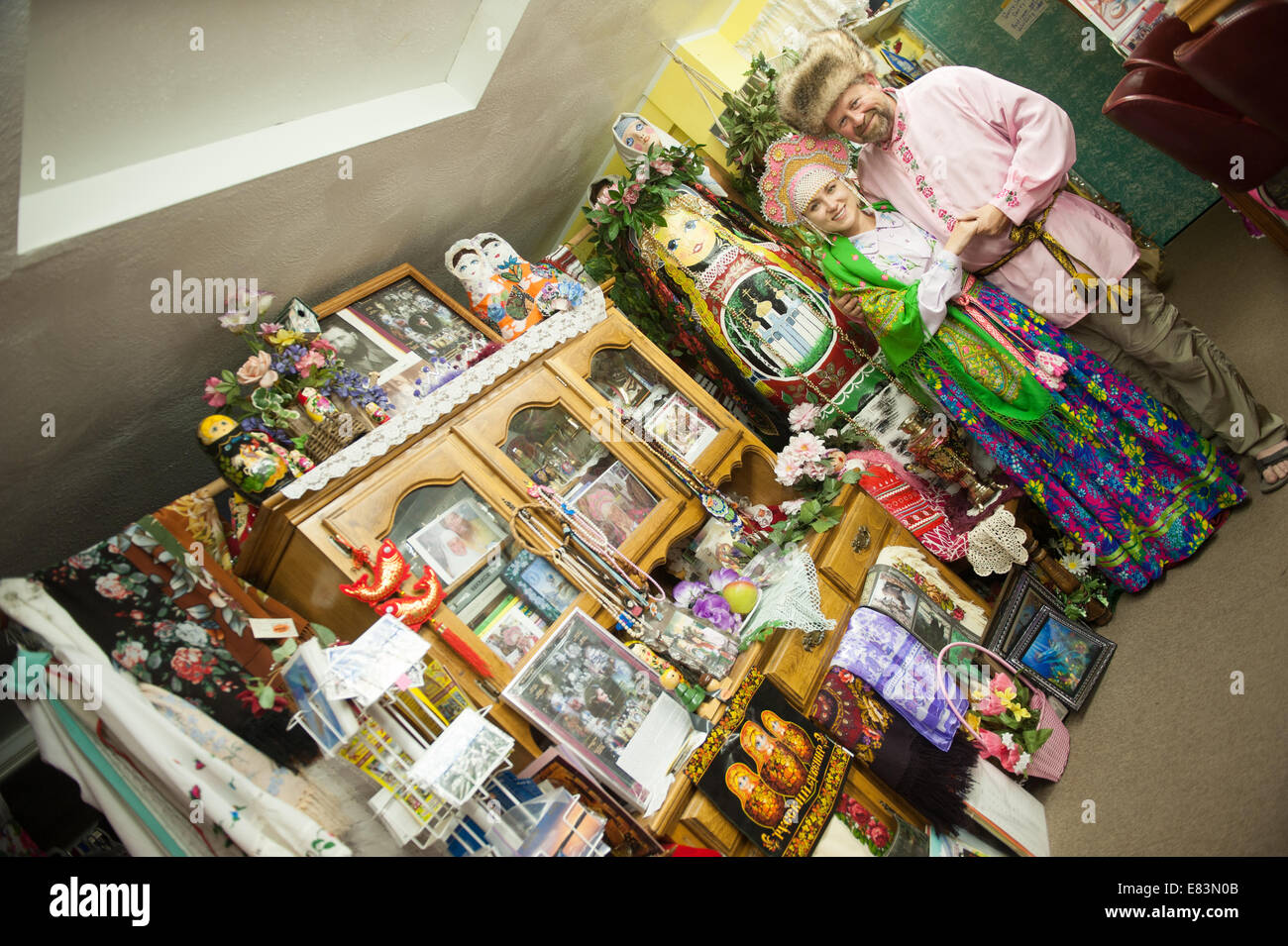 Russo - Alaska Nikolaevsk AK persone indossando il tradizionale costume russo nel negozio di articoli da regalo. Foto Stock