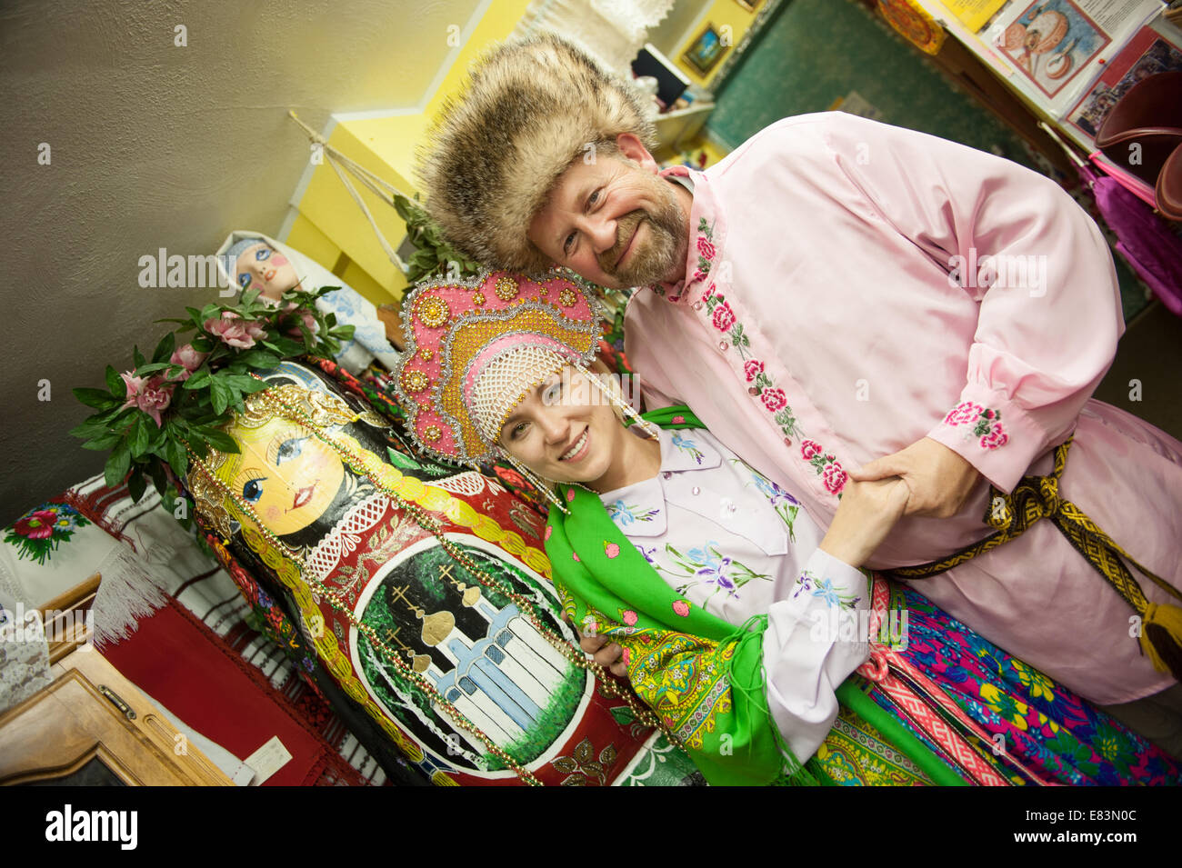 Russo - Alaska Nikolaevsk AK persone indossando il tradizionale costume russo nel negozio di articoli da regalo. Foto Stock