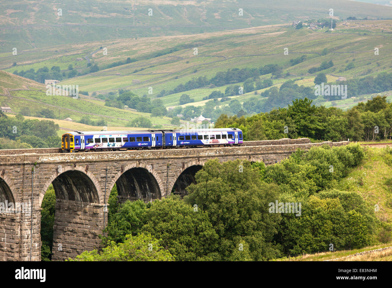 Il treno attraversa la testa delle ammaccature viadotto sulla Settle-Carlisle linea ferroviaria, Yorkshire Dales, North Yorkshire, Inghilterra, Regno Unito Foto Stock