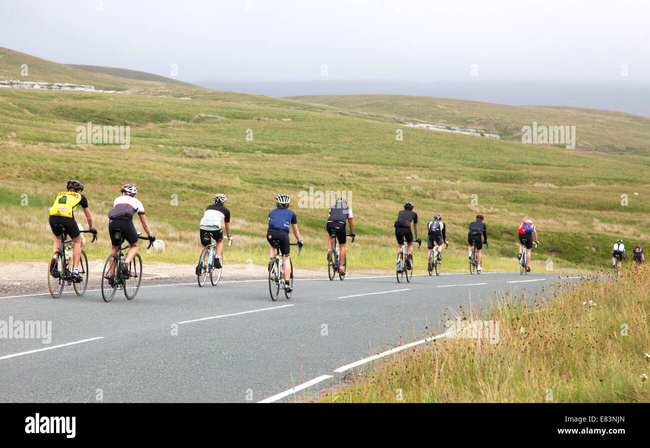 Un gruppo di ciclisti in Yorkshire Dales National Park, North Yorkshire, Inghilterra, Regno Unito Foto Stock