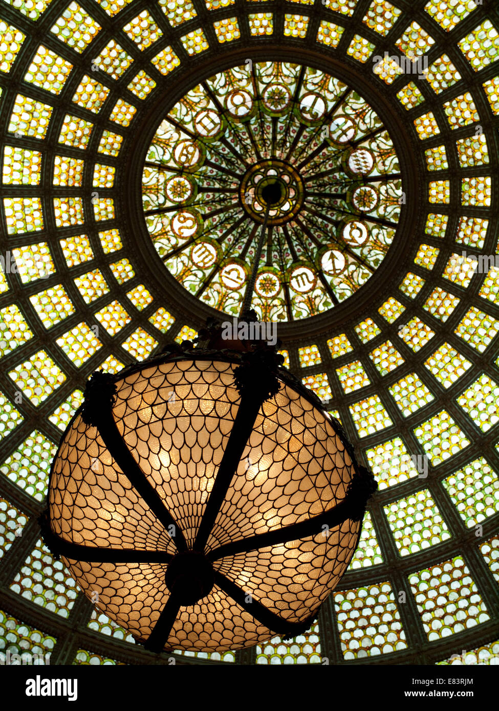 Il più grande del mondo di vetro Tiffany cupola in Preston Bradley Hall del Chicago Cultural Center. Progettato da J.A. Holtzer. Foto Stock