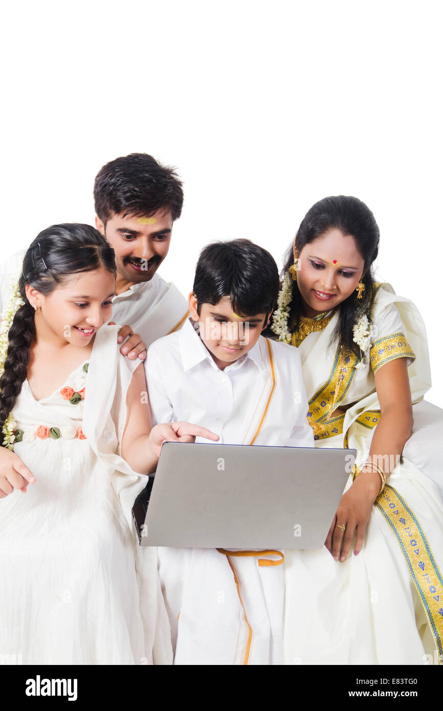 Sud famiglia indiana seduta con il computer portatile Foto Stock