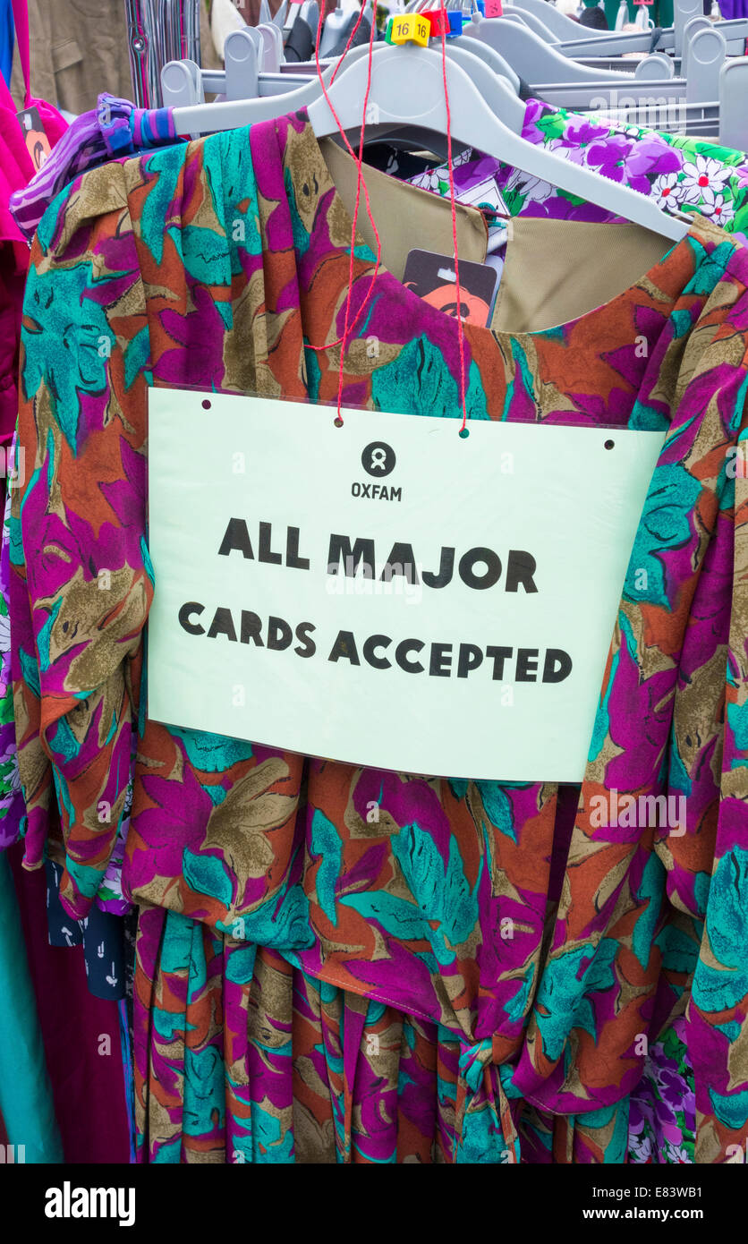 Sono accettate tutte le maggiori carte di credito segno sui vestiti di Oxfam in stallo al Festival di parsimonia. Regno Unito Foto Stock