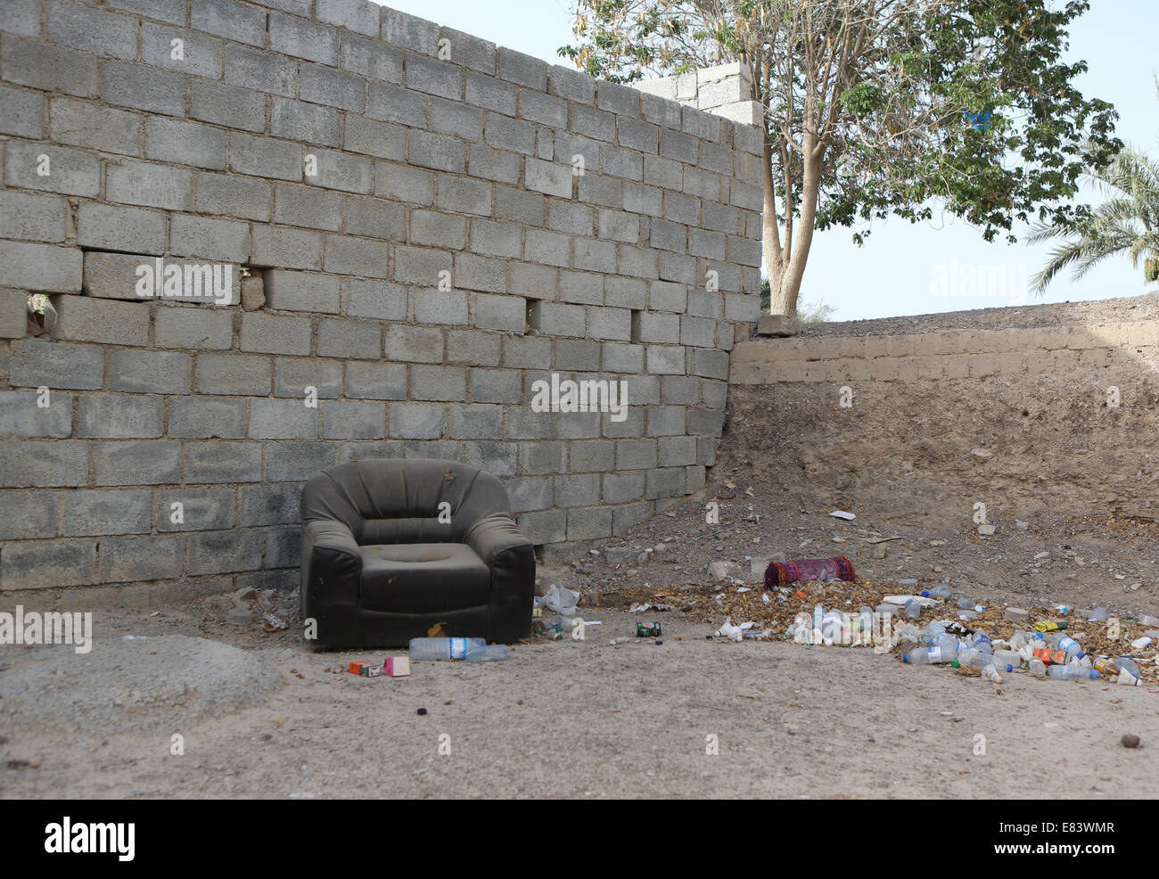 Abbandonata la sedia contro un muro, Dibba, Emirati Arabi Uniti Foto Stock