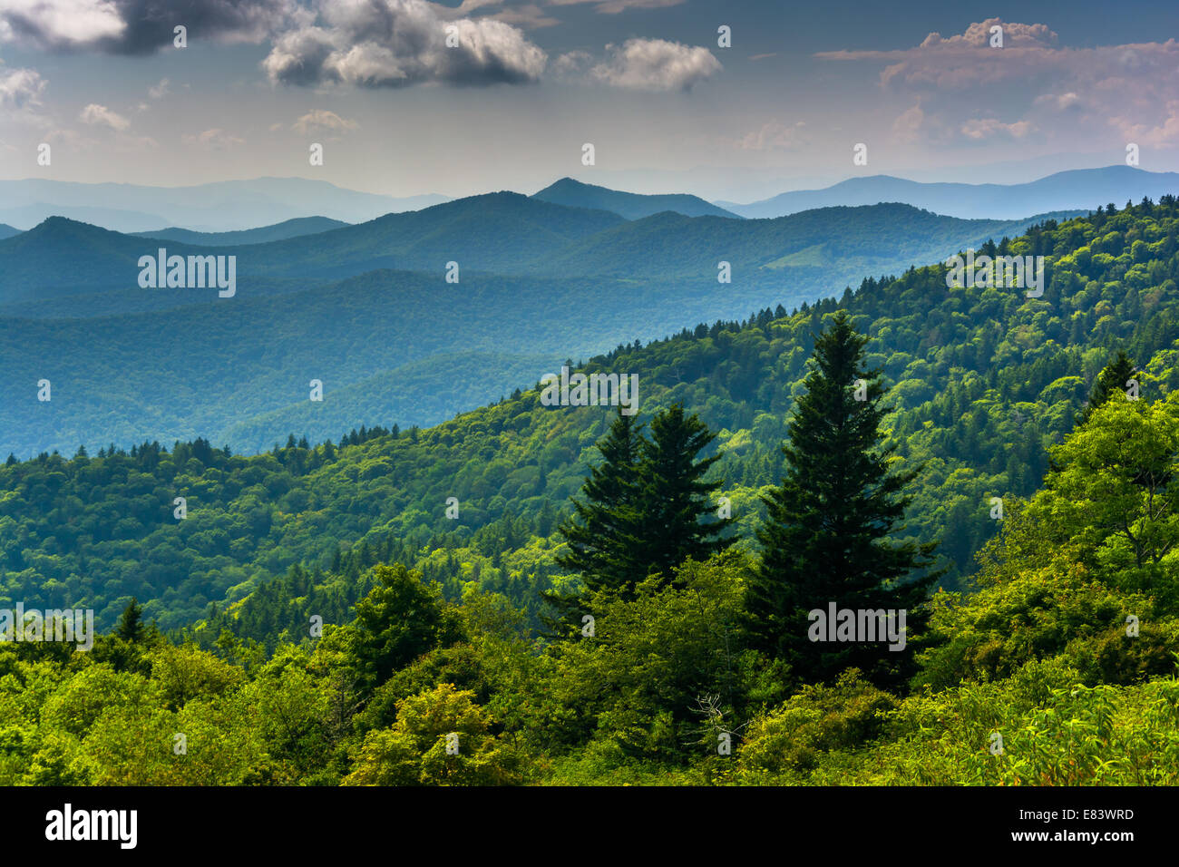 Vista delle Blue Ridge Mountains visto da Cowee montagne si affacciano su Blue Ridge Parkway nella Carolina del Nord. Foto Stock