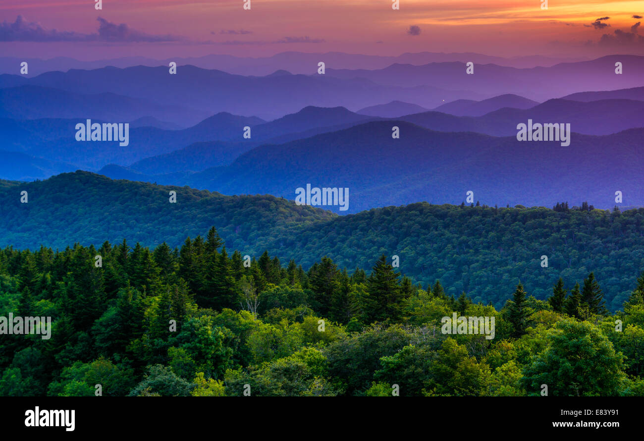 Tramonto da Cowee montagne si affacciano su Blue Ridge Parkway nella Carolina del Nord. Foto Stock