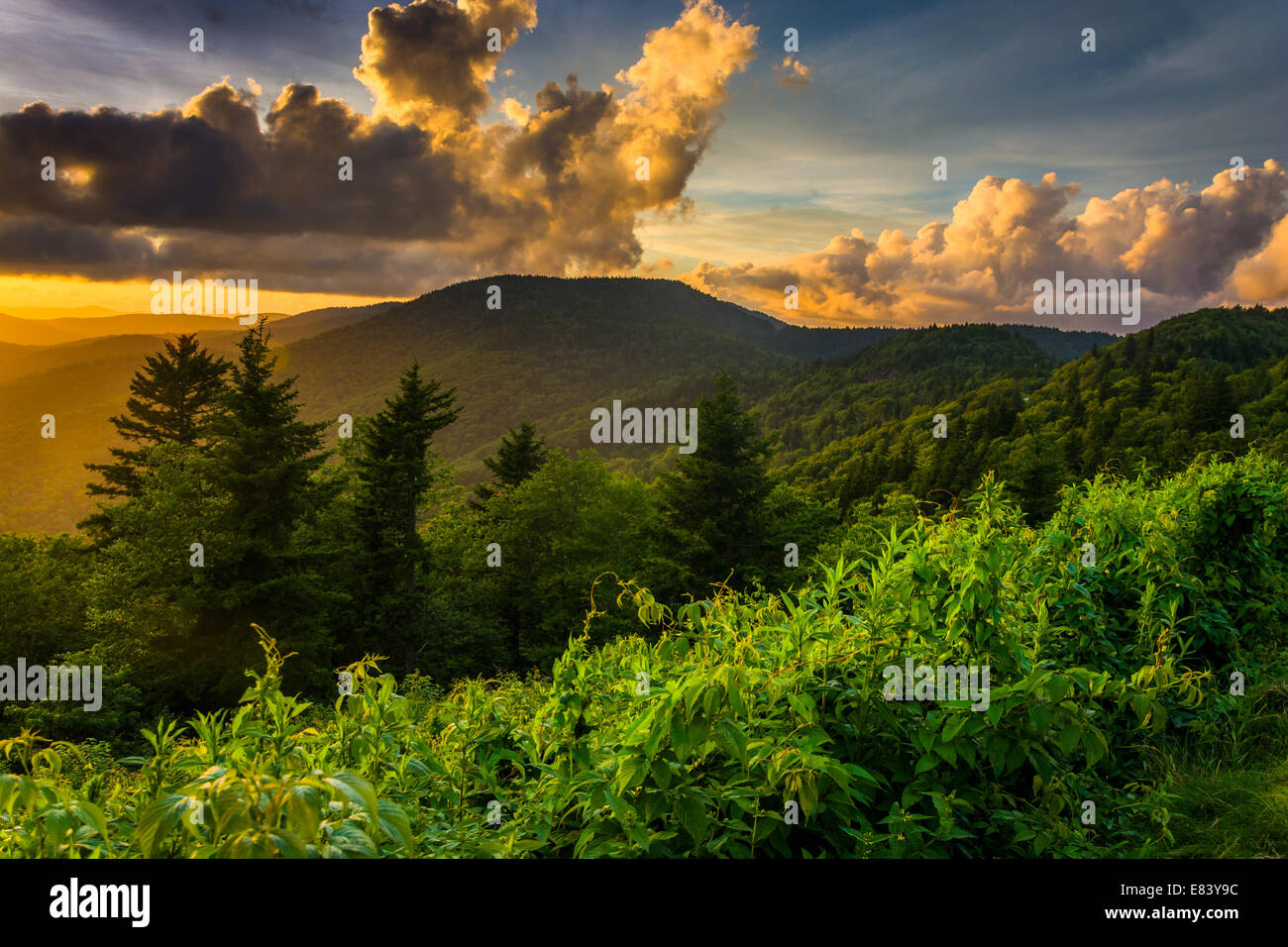 Tramonto sui monti Appalachi dalla forcella Caney si affacciano su Blue Ridge Parkway nella Carolina del Nord. Foto Stock