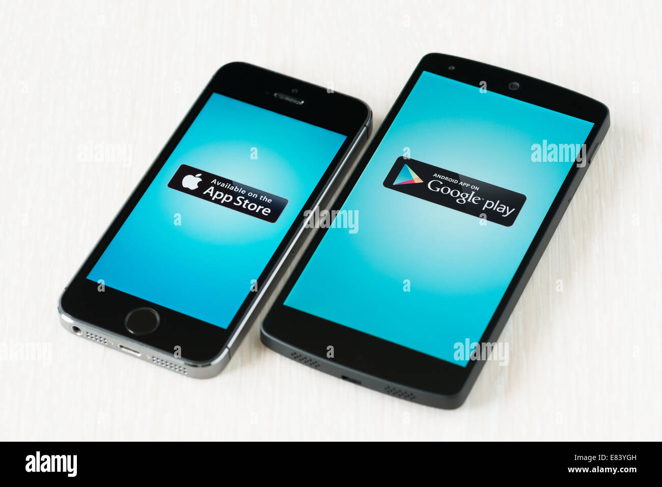 Inquadratura ravvicinata del marchio nuovo Apple iPhone 5S e Google Nexus 5 smartphone con App Store e Google Play logo su una schermata. Foto Stock