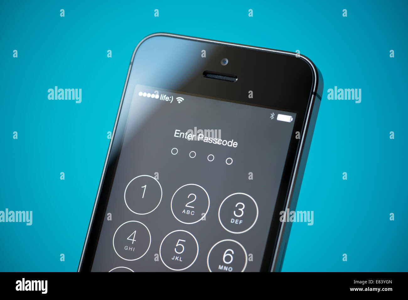 Inquadratura ravvicinata del marchio nuovo Apple iPhone 5S che mostra quattro cifre codice sistema di sicurezza per prevenire accessi non autorizzati. Foto Stock