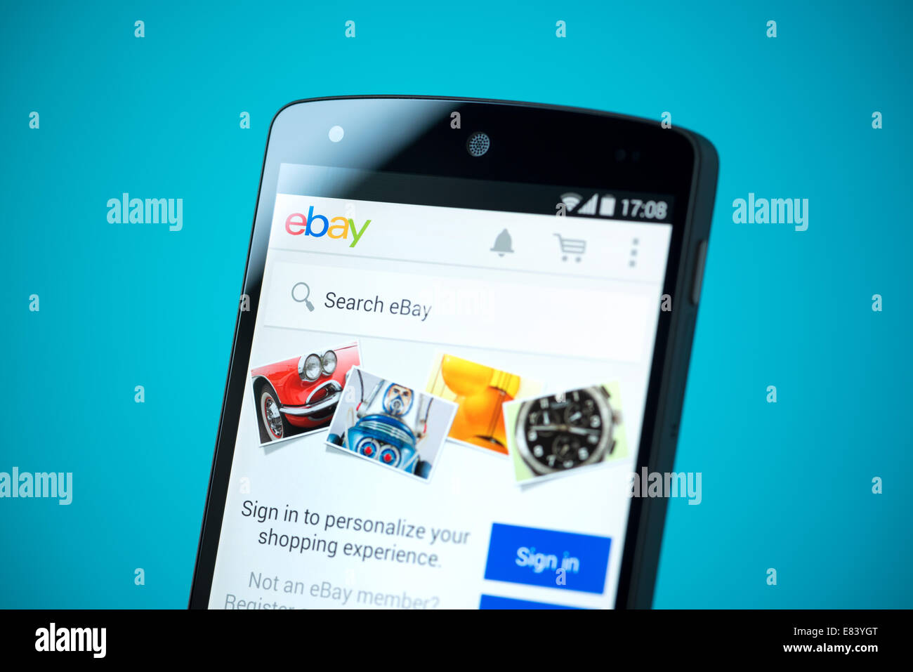 Inquadratura ravvicinata del nuovissimo Google Nexus 5, powered by Android 4.4 versione con eBay mobile sito web su uno schermo. Foto Stock