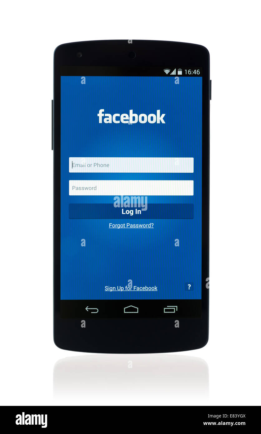 Studio shot del nuovissimo Google Nexus 5, powered by Android versione 4.4, con Facebook mobile applicazione su uno schermo. Foto Stock