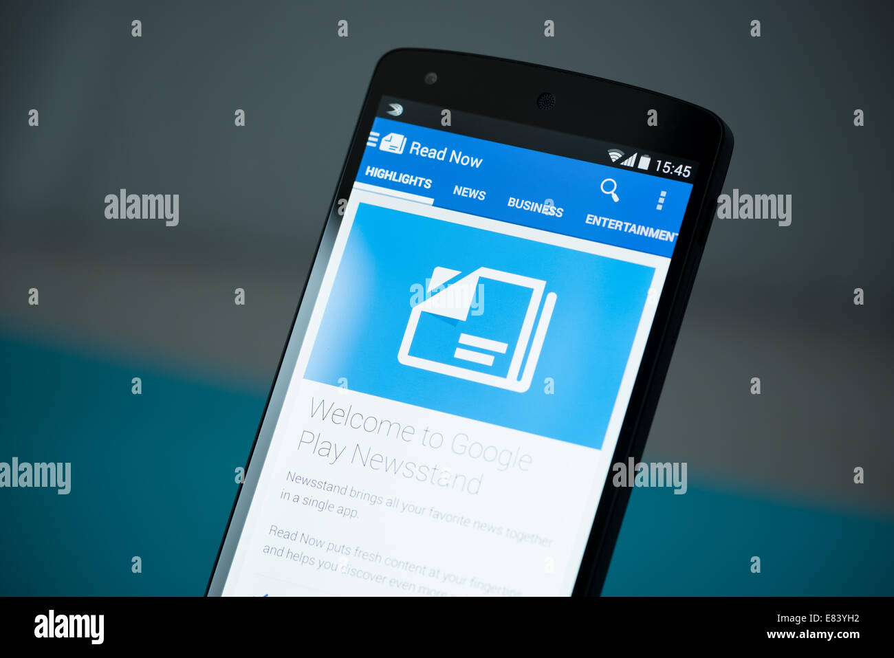Inquadratura ravvicinata del nuovissimo Google Nexus 5, powered by Android versione 4.4, con Google Play Edicola applicazione su uno schermo. Foto Stock