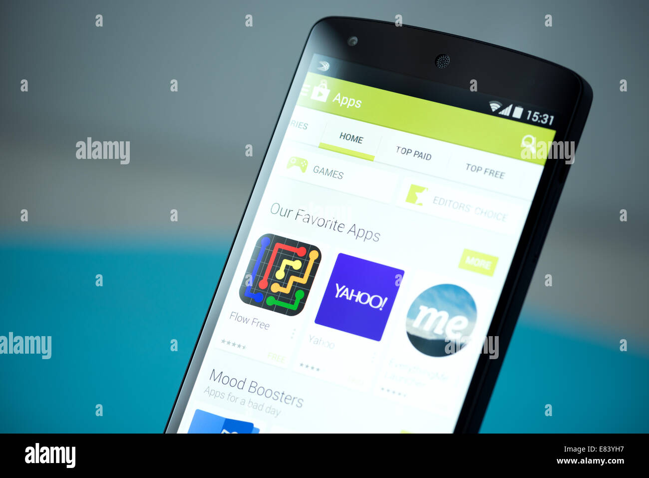Inquadratura ravvicinata del nuovissimo Google Nexus 5, powered by Android versione 4.4, con Google Play store applicazione su uno schermo. Foto Stock