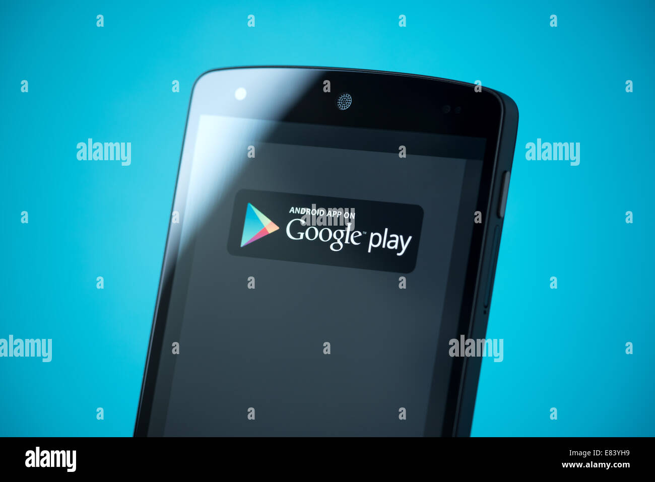 Inquadratura ravvicinata del nuovissimo Google Nexus 5, powered by Android versione 4.4, con Google Play segno su uno schermo. Foto Stock